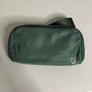 Lululemon Athletic Everywhere Belt Bag 1L NWT Medium Forest / Dark Forest